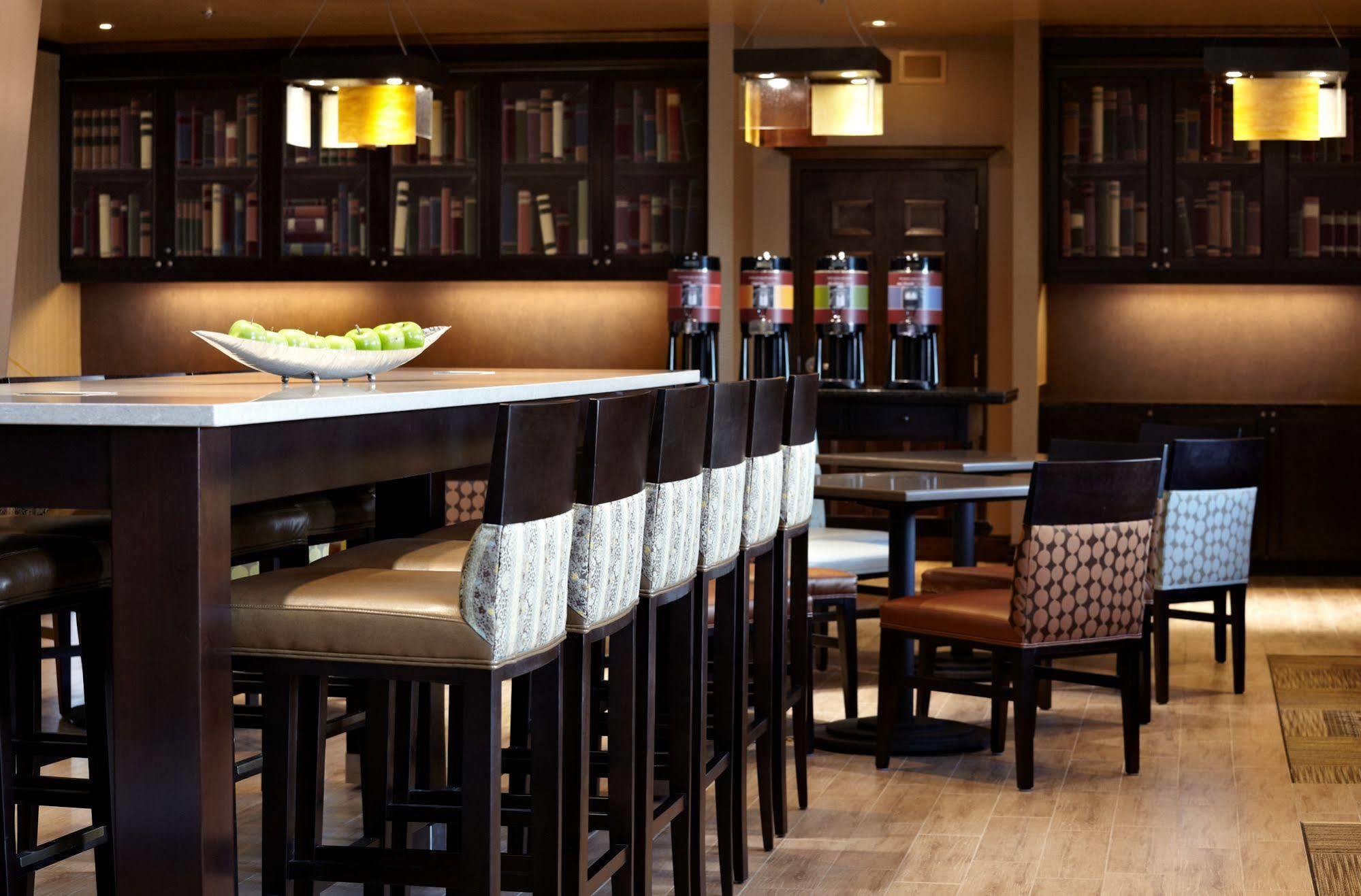 Hampton Inn & Suites Montreal-Dorval Ngoại thất bức ảnh